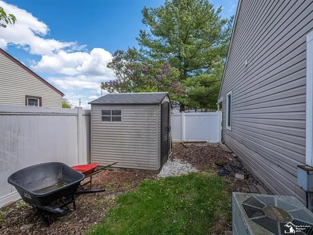1423 Sunset Blvd, Monroe, MI 48162