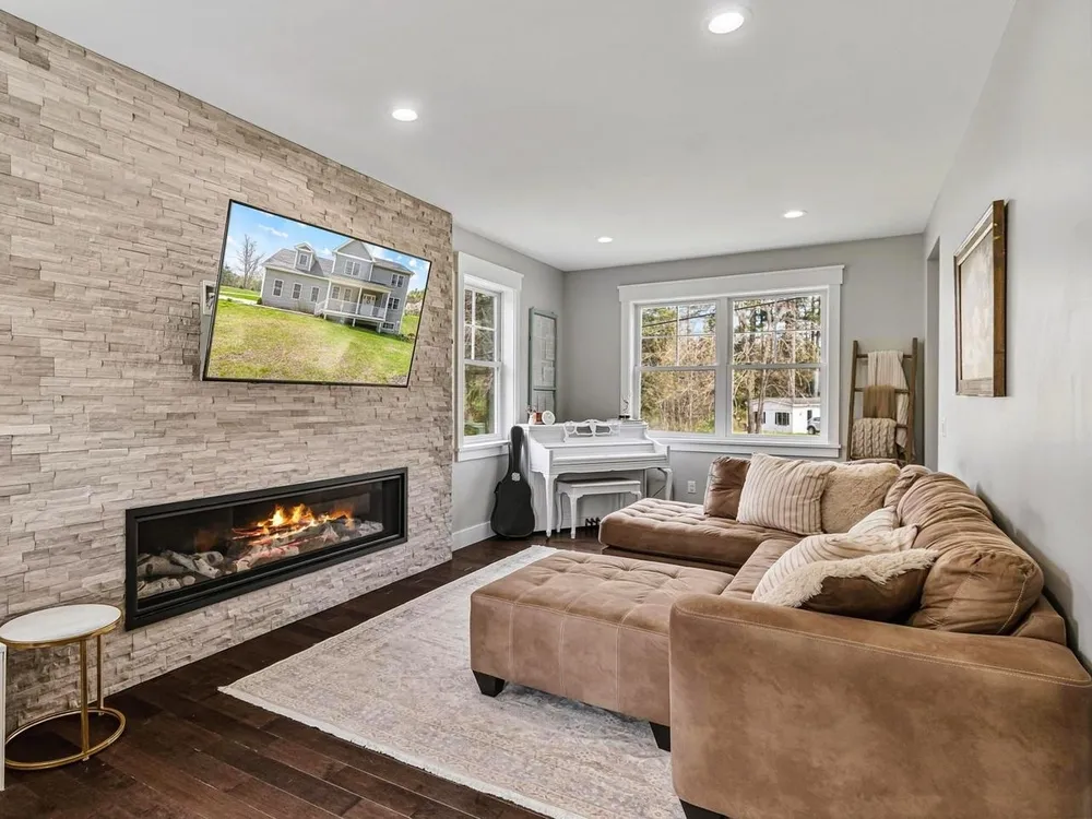 12 Kristen Dr, Colchester, VT 05446