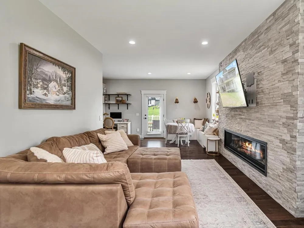 12 Kristen Dr, Colchester, VT 05446