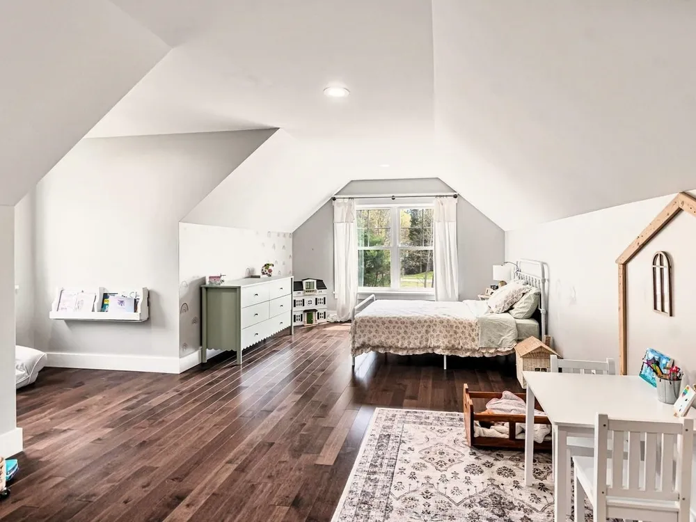 12 Kristen Dr, Colchester, VT 05446