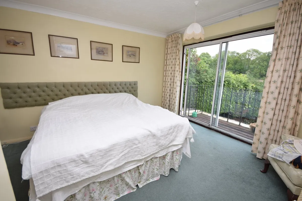 Farnham Park Close, Farnham, Surrey, GU9