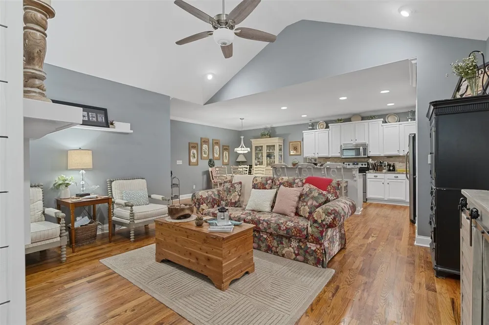 636 Constitution Dr, Bowling Green, KY 42103