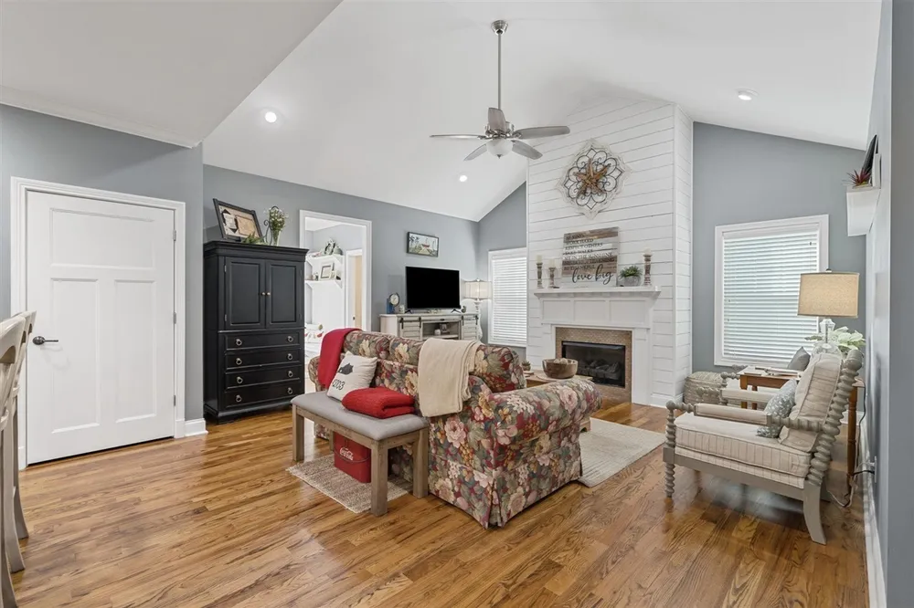 636 Constitution Dr, Bowling Green, KY 42103