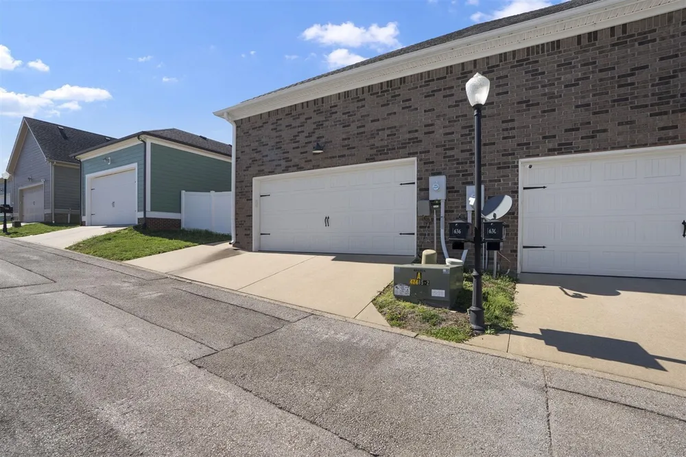 636 Constitution Dr, Bowling Green, KY 42103