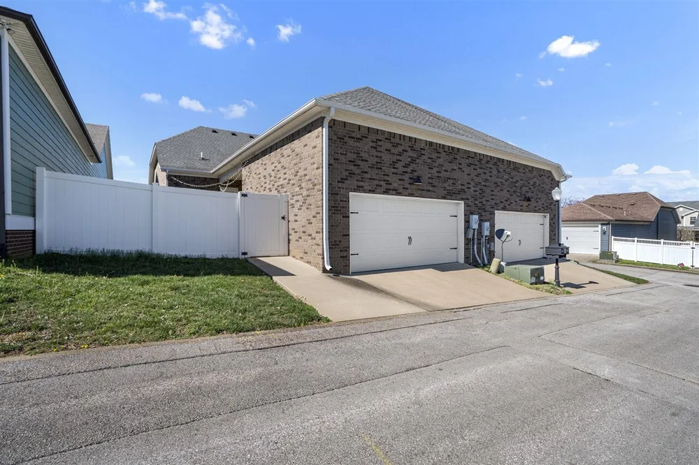 636 Constitution Dr, Bowling Green, KY 42103