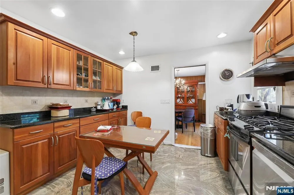 12 Beverly Rd, Englewood Cliffs, NJ 07632