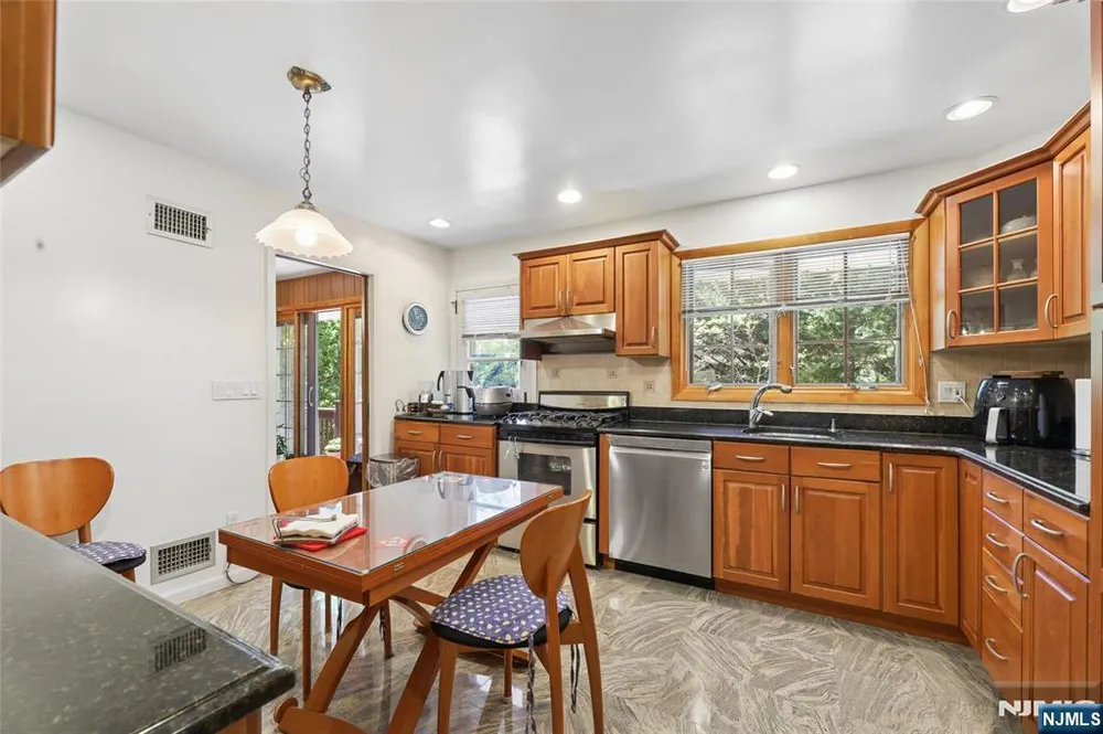 12 Beverly Rd, Englewood Cliffs, NJ 07632