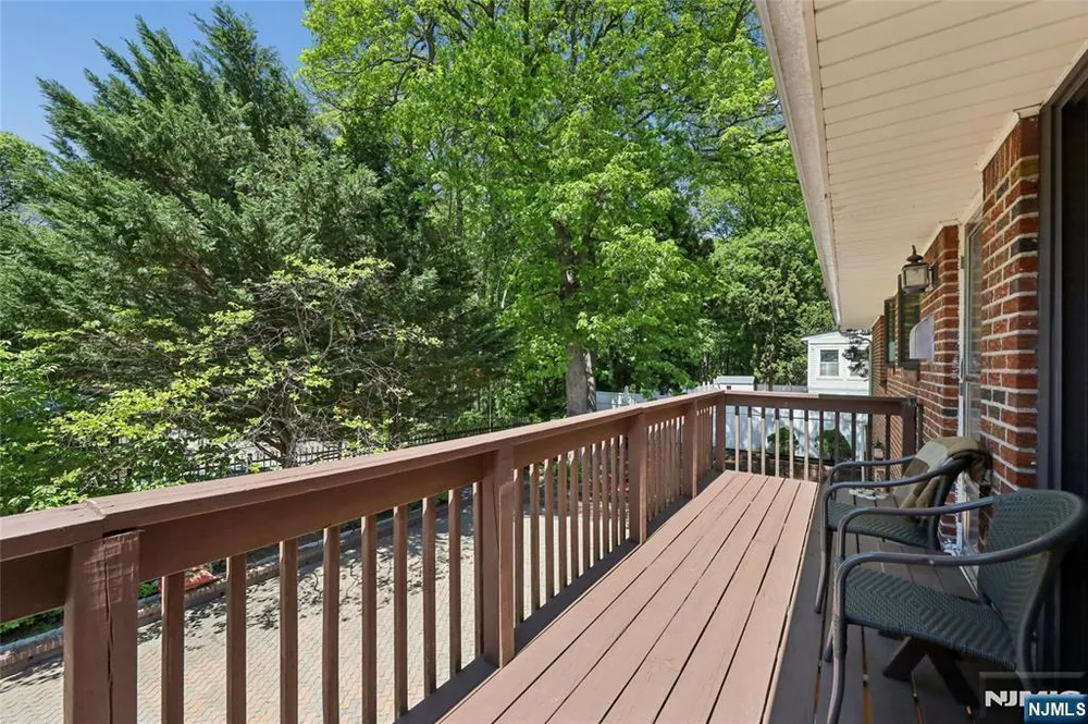 12 Beverly Rd, Englewood Cliffs, NJ 07632
