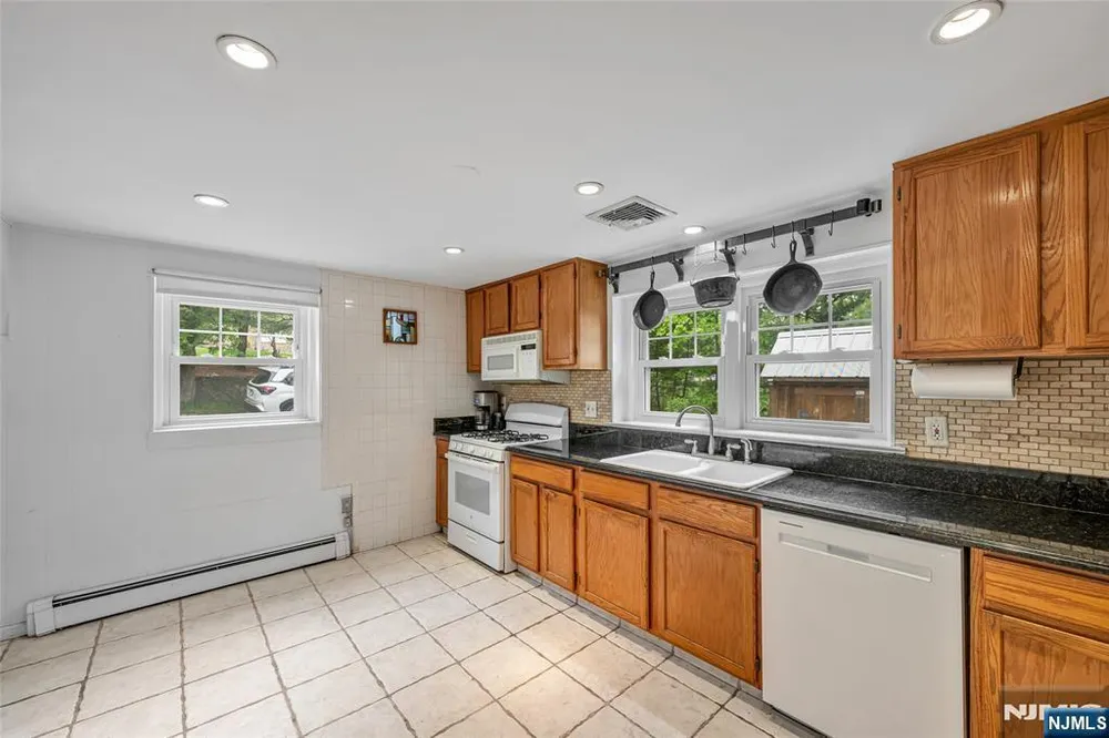 157 Chestnut Ridge Rd, Montvale, NJ 07645