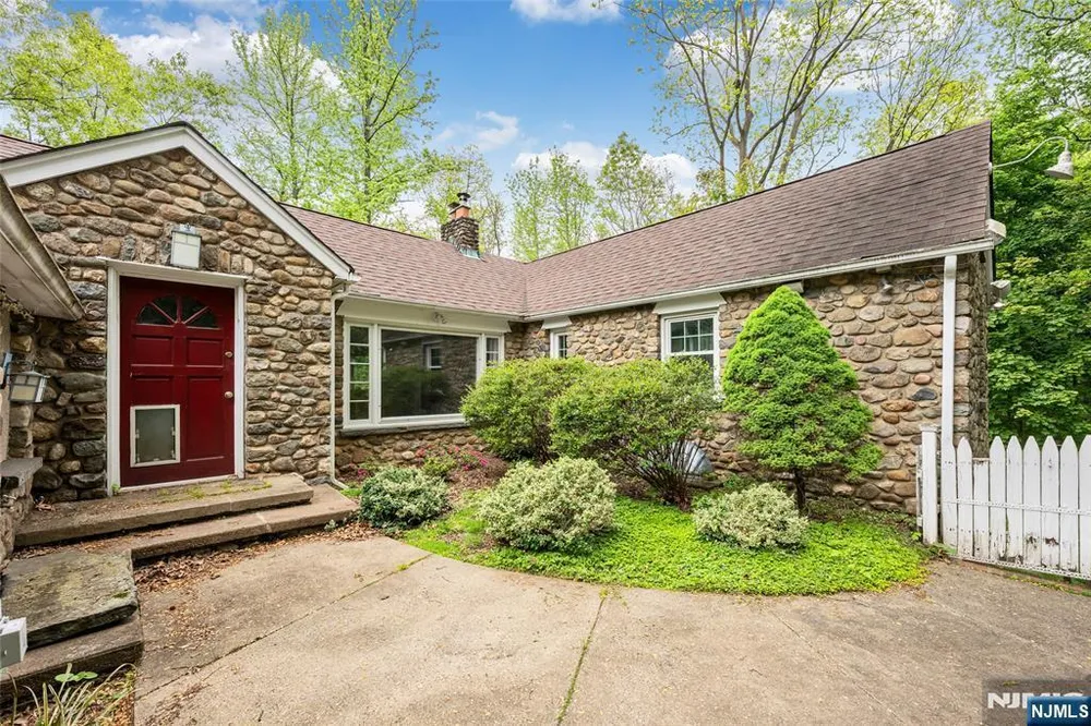 157 Chestnut Ridge Rd, Montvale, NJ 07645