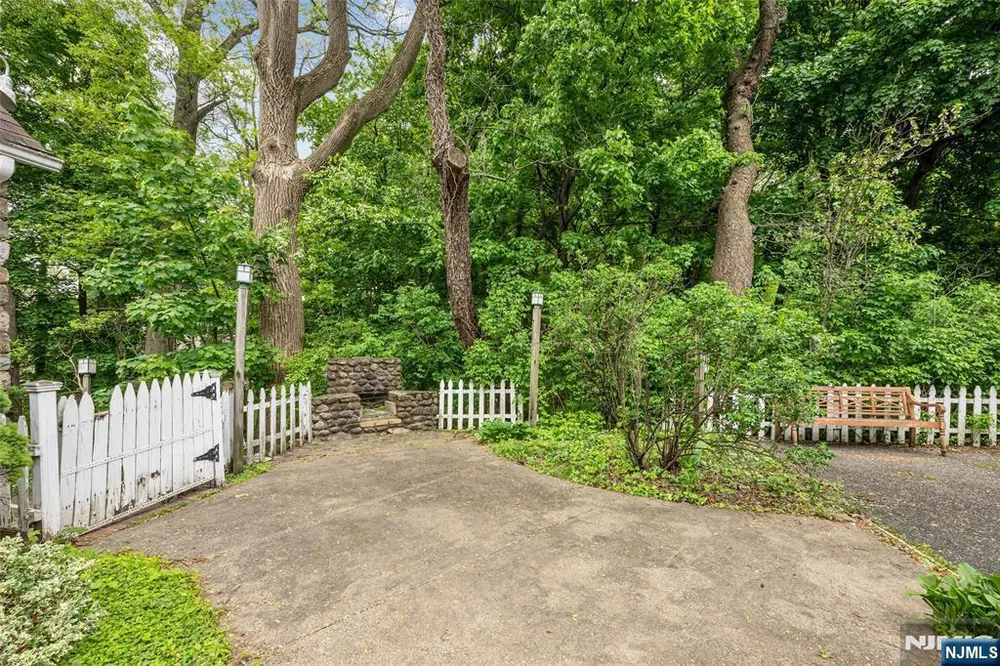 157 Chestnut Ridge Rd, Montvale, NJ 07645