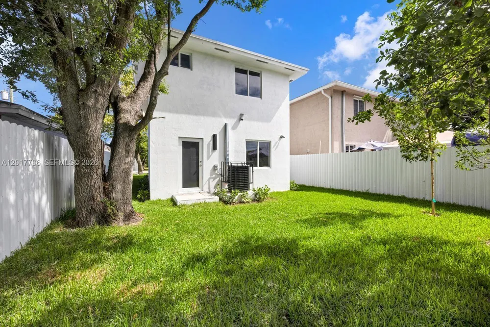 2778 NW 44th St, Miami, FL 33142