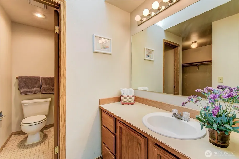 1301 S 236th Pl, Des Moines, WA 98198