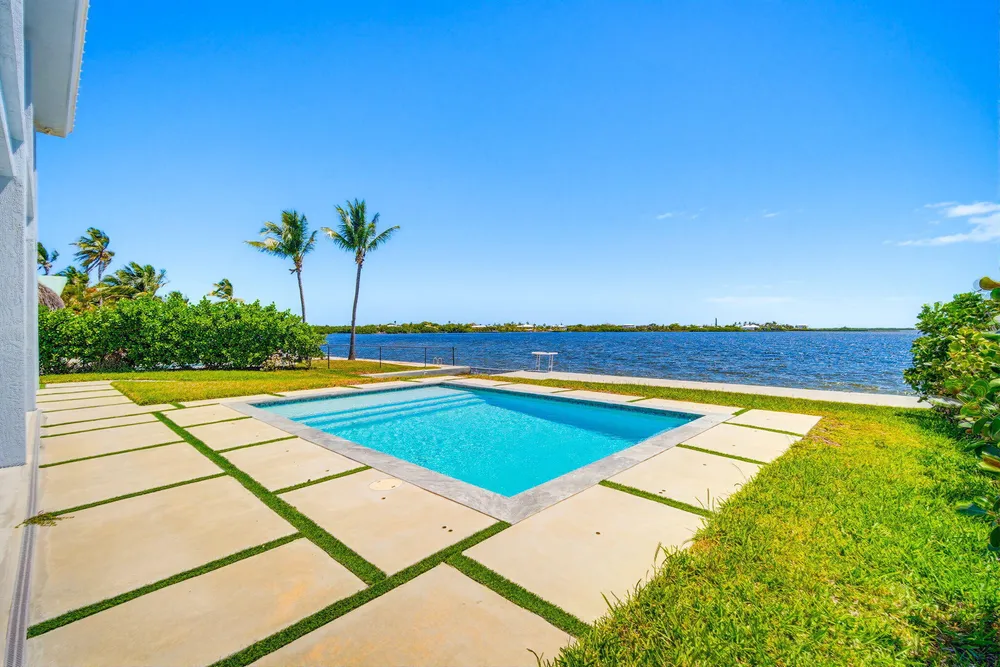1631 Sunrise Dr, Big Pine, FL 33043