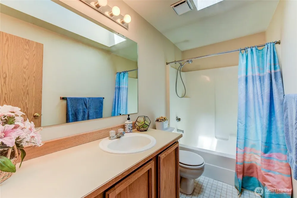 1301 S 236th Pl, Des Moines, WA 98198