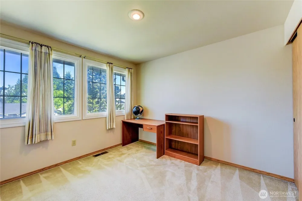 1301 S 236th Pl, Des Moines, WA 98198