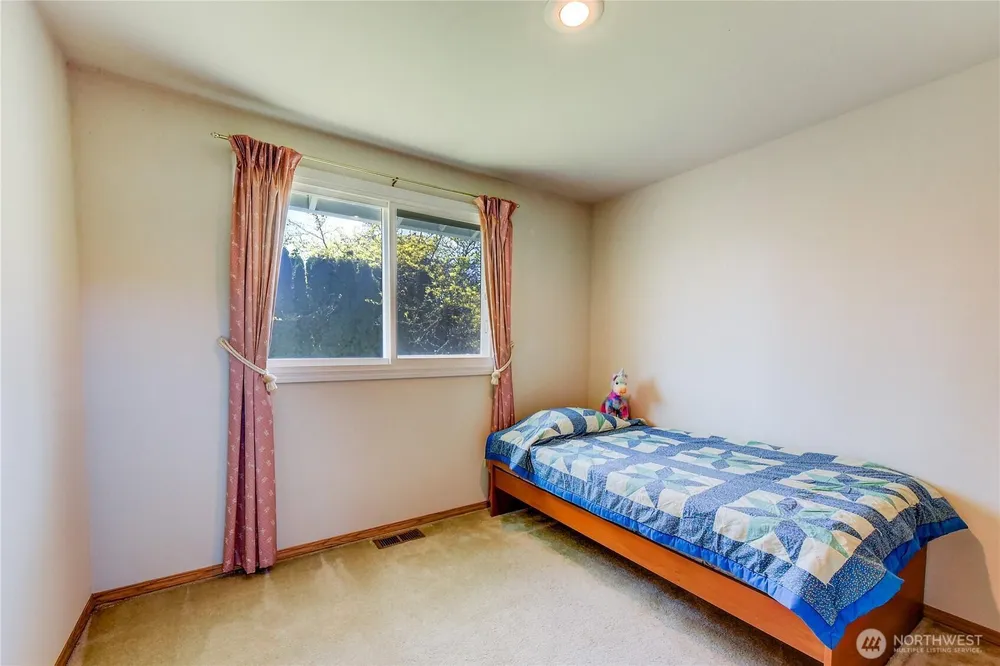 1301 S 236th Pl, Des Moines, WA 98198