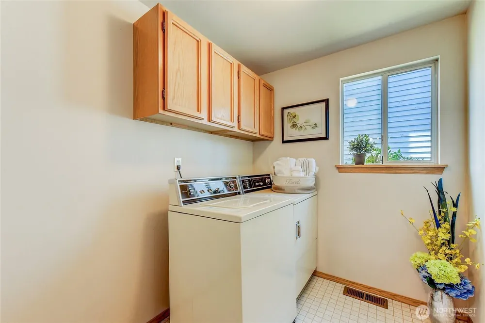 1301 S 236th Pl, Des Moines, WA 98198
