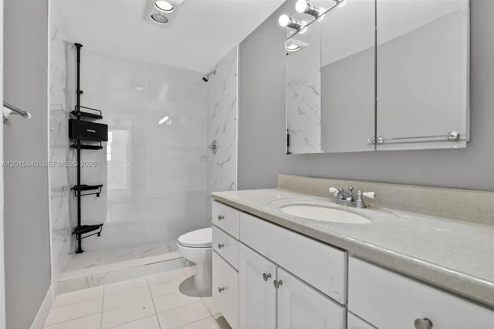 300 Bayview Dr, Sunny Isles Beach, FL 33160