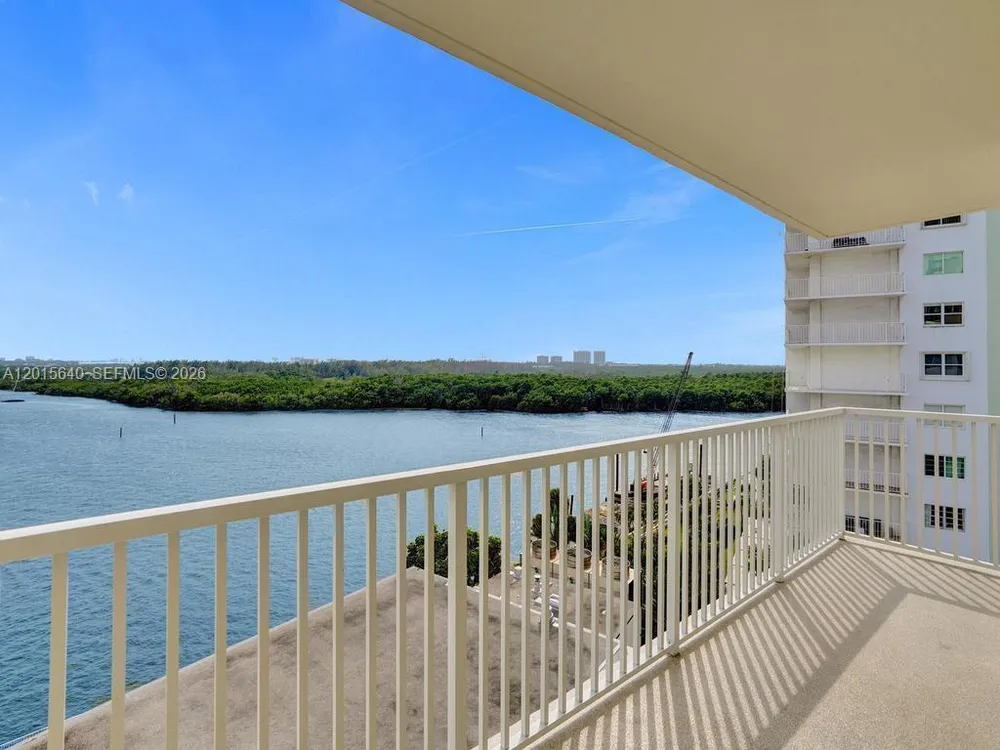 300 Bayview Dr, Sunny Isles Beach, FL 33160