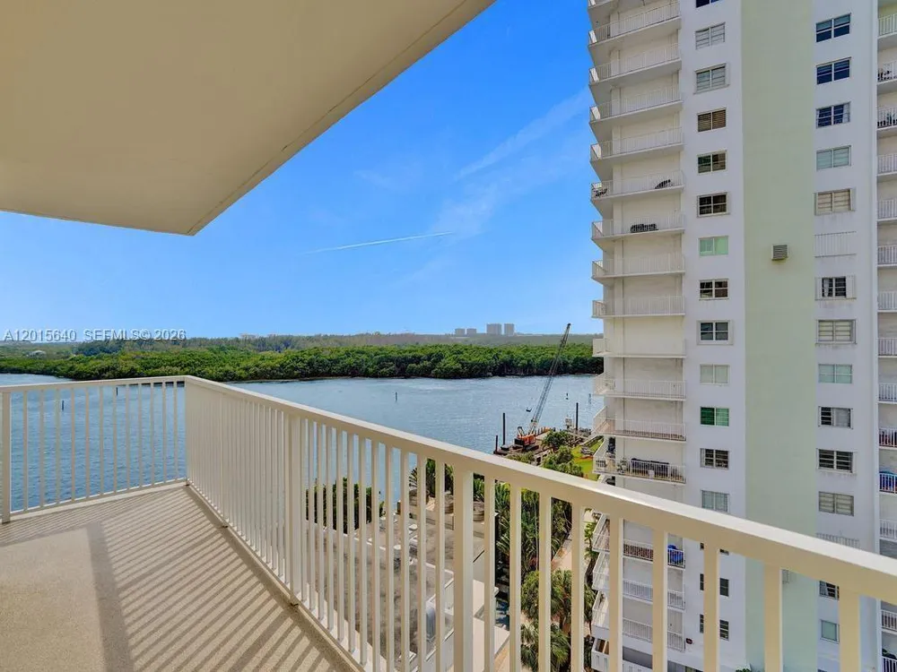 300 Bayview Dr, Sunny Isles Beach, FL 33160