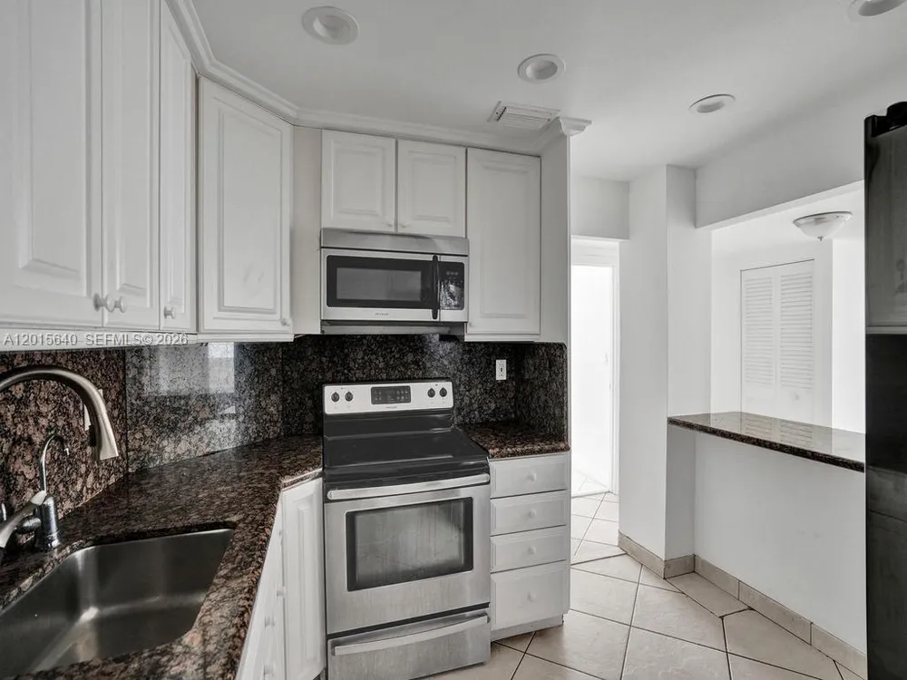 300 Bayview Dr, Sunny Isles Beach, FL 33160