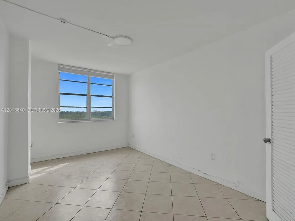 300 Bayview Dr, Sunny Isles Beach, FL 33160