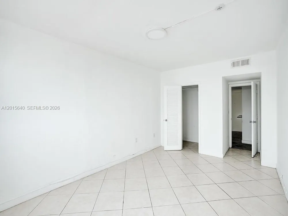 300 Bayview Dr, Sunny Isles Beach, FL 33160
