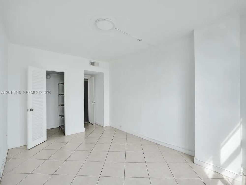 300 Bayview Dr, Sunny Isles Beach, FL 33160