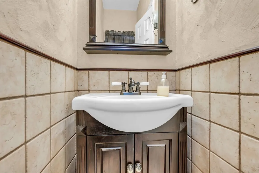 5010 Tarnbrook Dr, Houston, TX 77084
