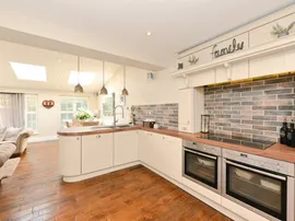 The Oxleys, Harlow thumb 3