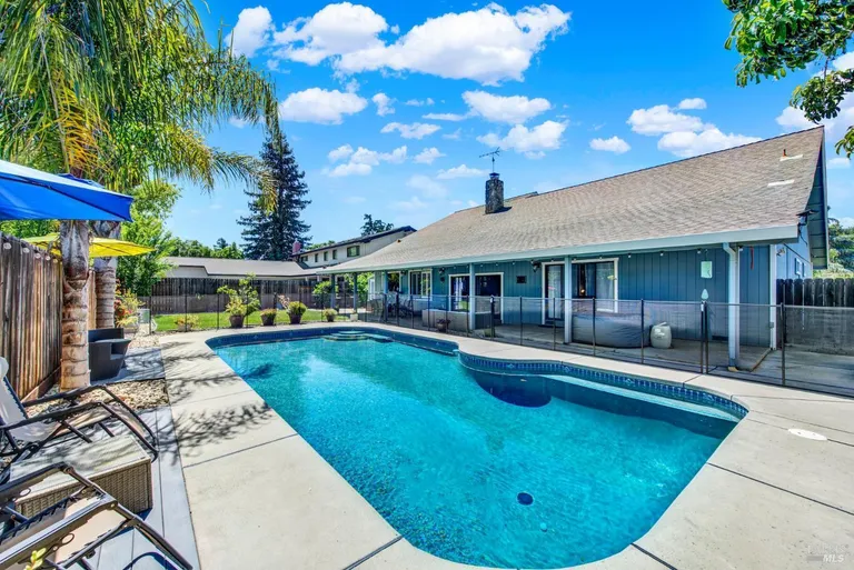 315 S Almond St, Dixon, CA 95620