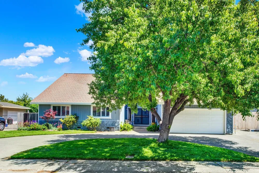 315 S Almond St, Dixon, CA 95620