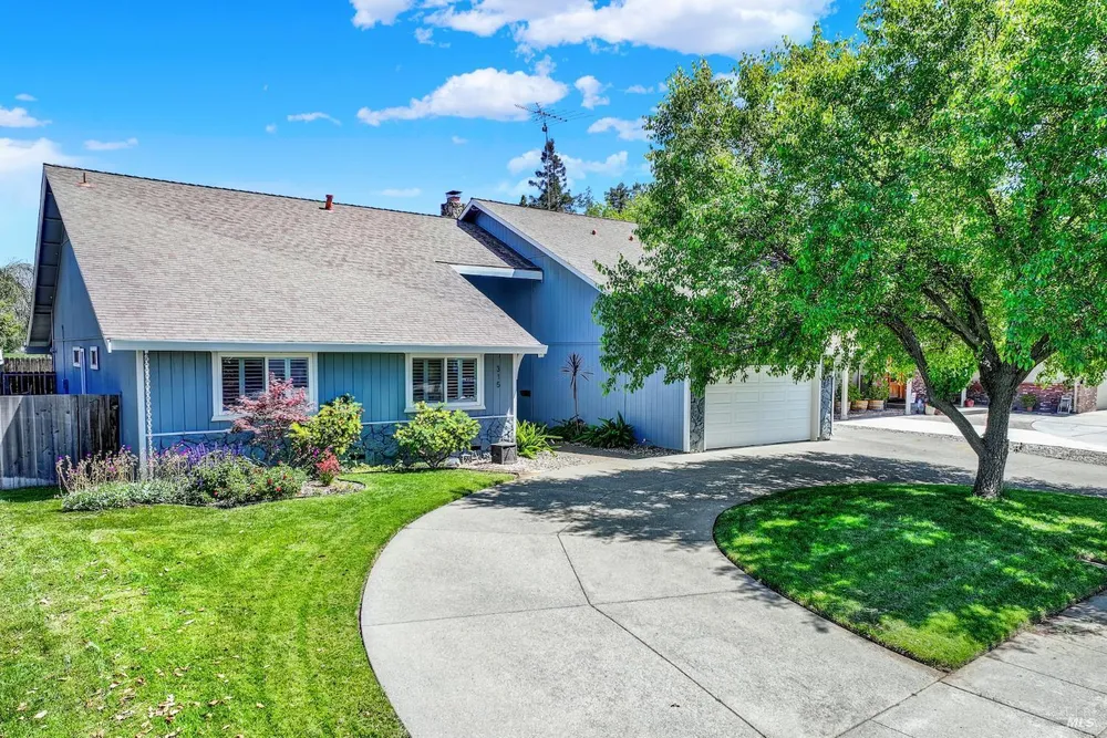 315 S Almond St, Dixon, CA 95620
