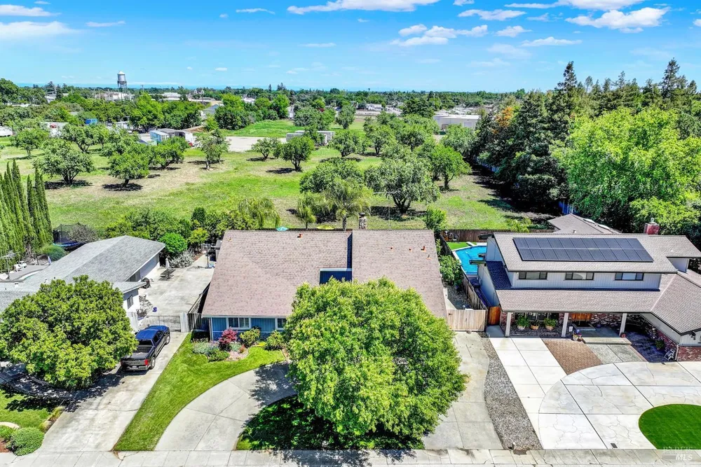 315 S Almond St, Dixon, CA 95620
