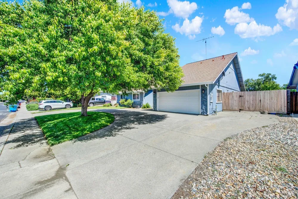 315 S Almond St, Dixon, CA 95620