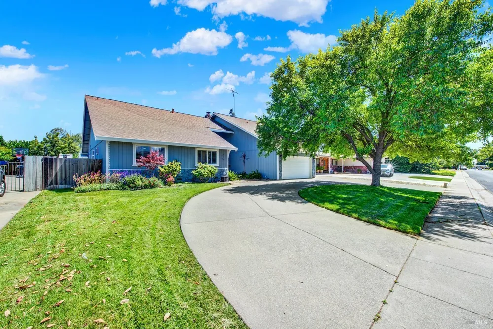 315 S Almond St, Dixon, CA 95620