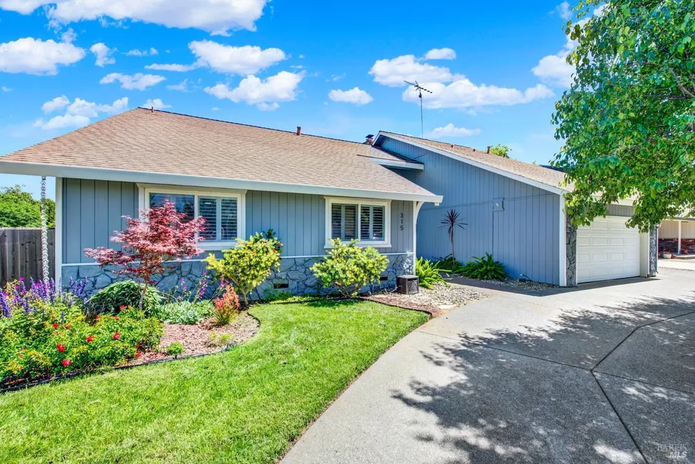 315 S Almond St, Dixon, CA 95620