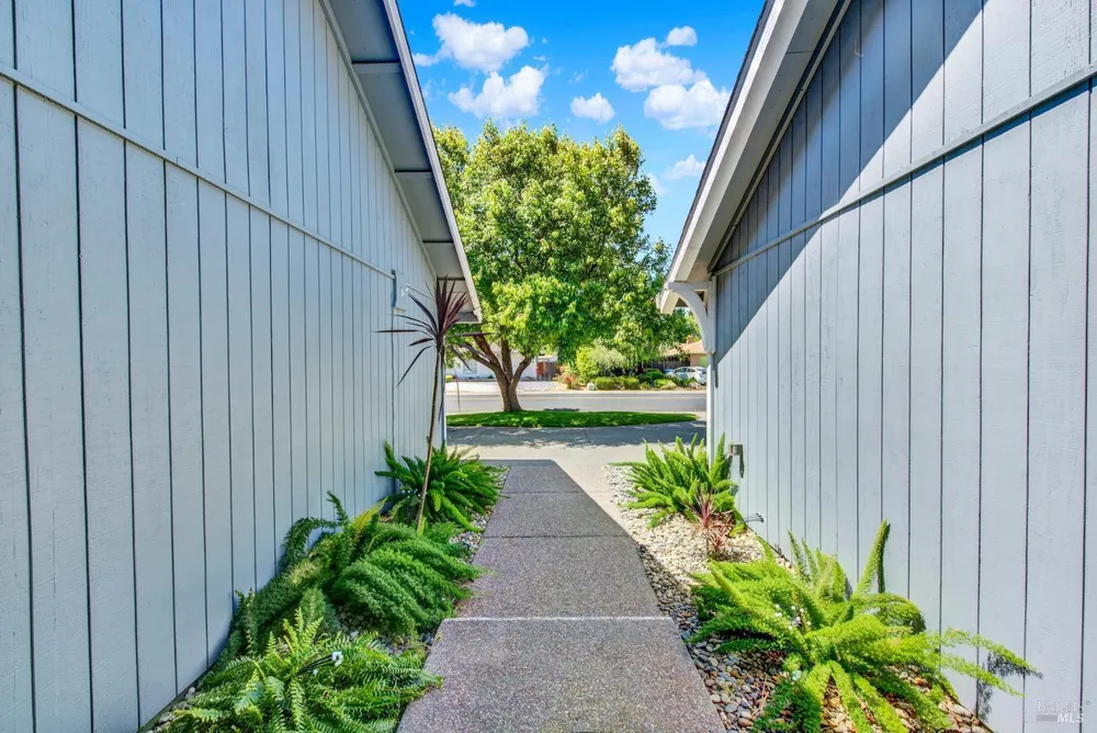 315 S Almond St, Dixon, CA 95620