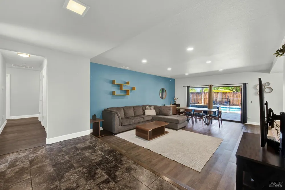 315 S Almond St, Dixon, CA 95620