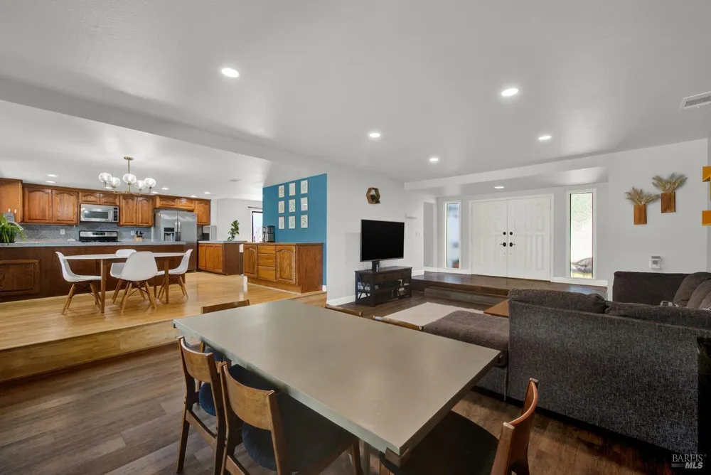 315 S Almond St, Dixon, CA 95620