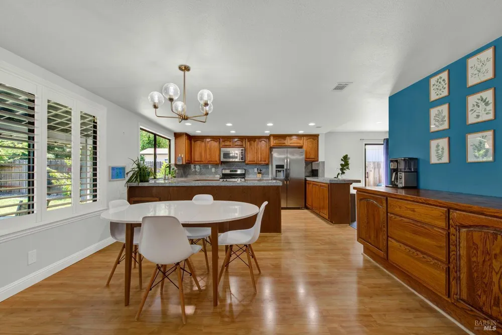 315 S Almond St, Dixon, CA 95620