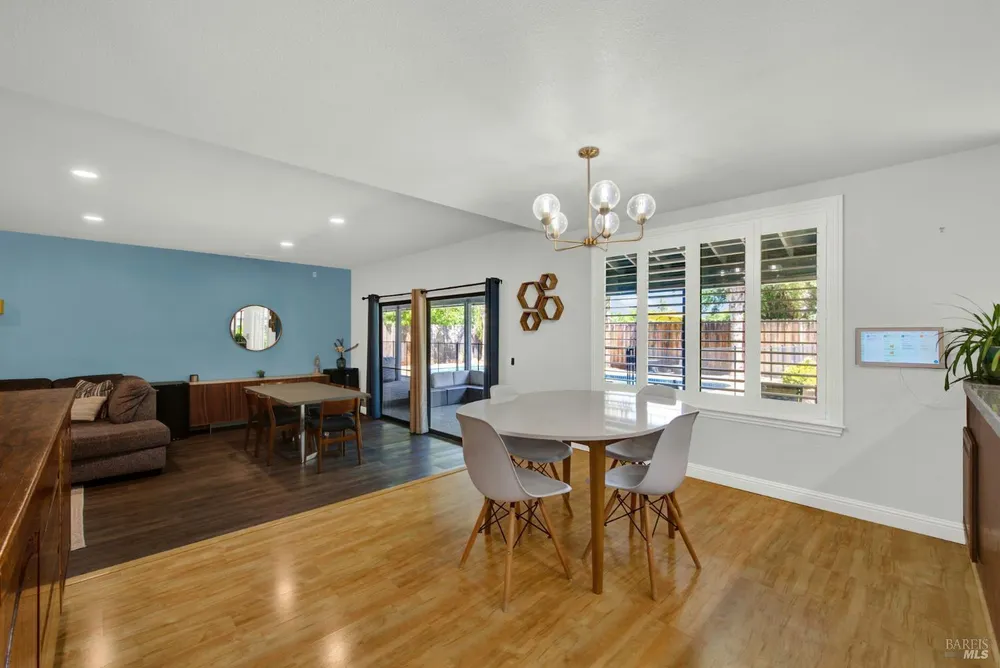 315 S Almond St, Dixon, CA 95620