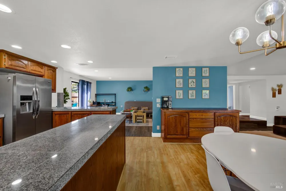 315 S Almond St, Dixon, CA 95620