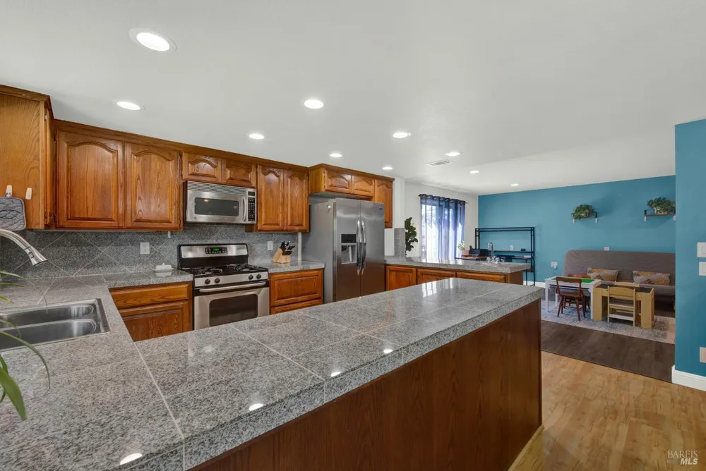 315 S Almond St, Dixon, CA 95620