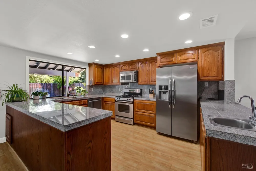 315 S Almond St, Dixon, CA 95620
