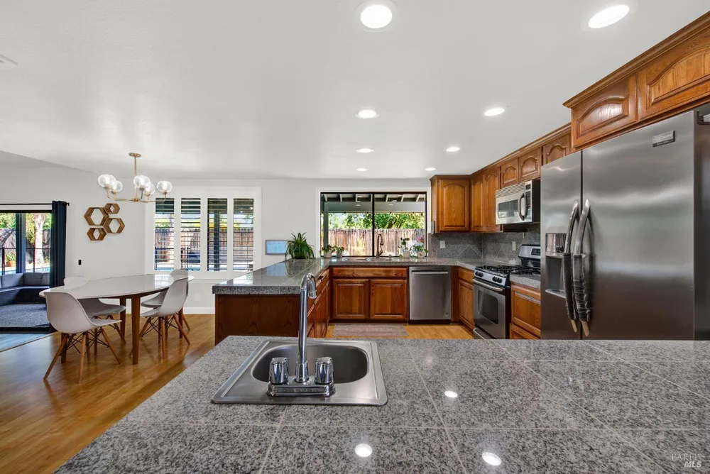 315 S Almond St, Dixon, CA 95620