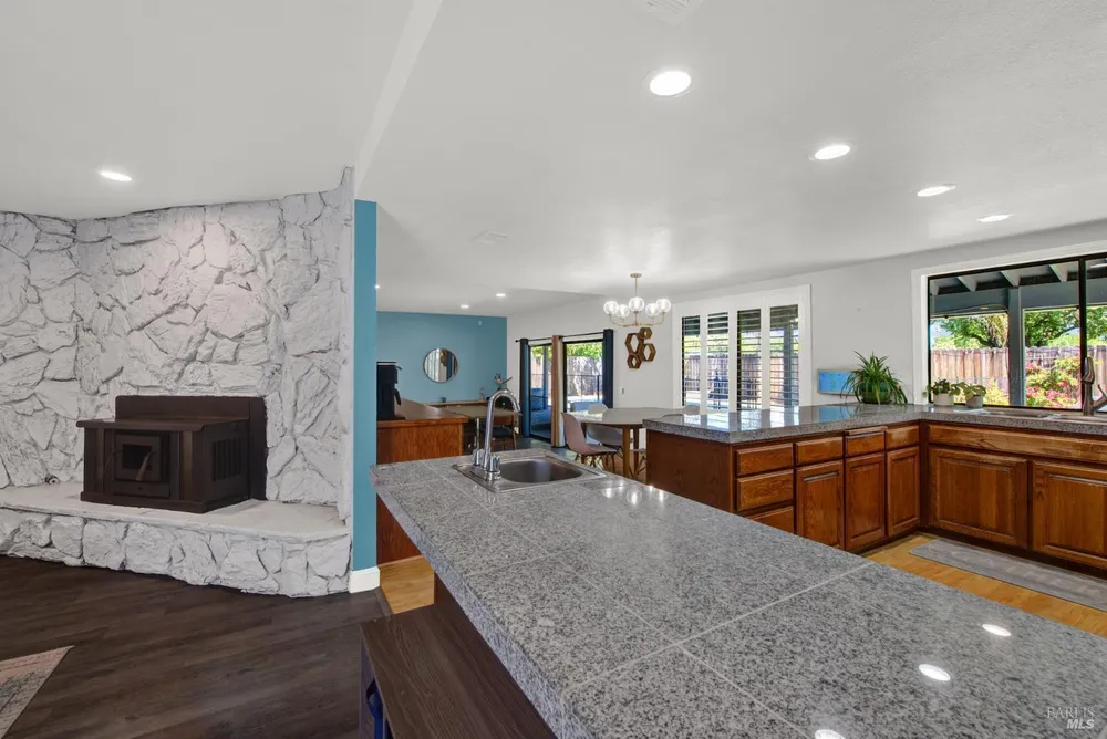 315 S Almond St, Dixon, CA 95620