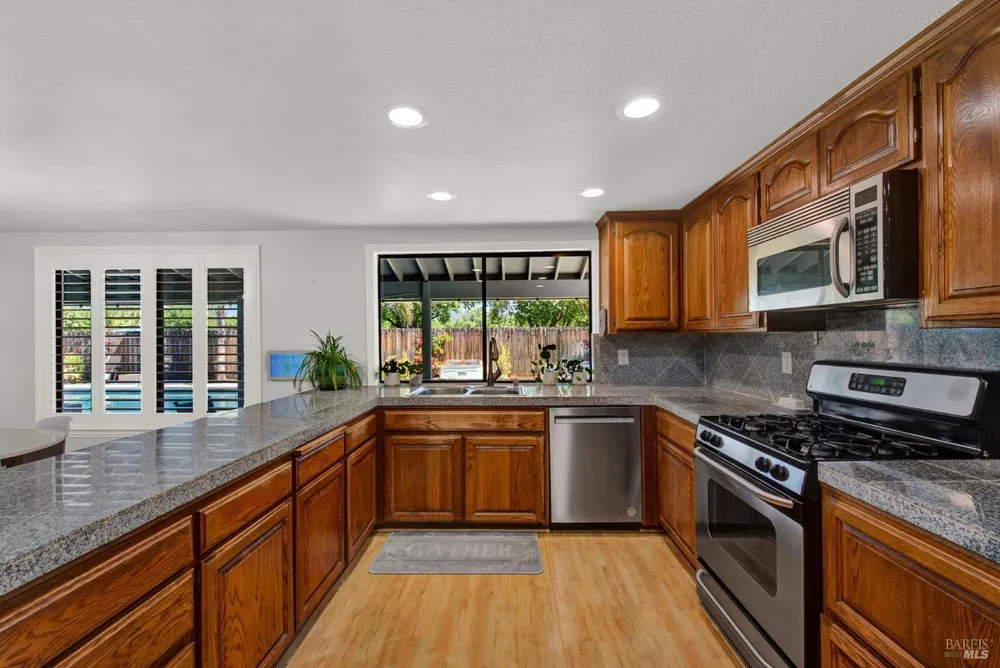 315 S Almond St, Dixon, CA 95620
