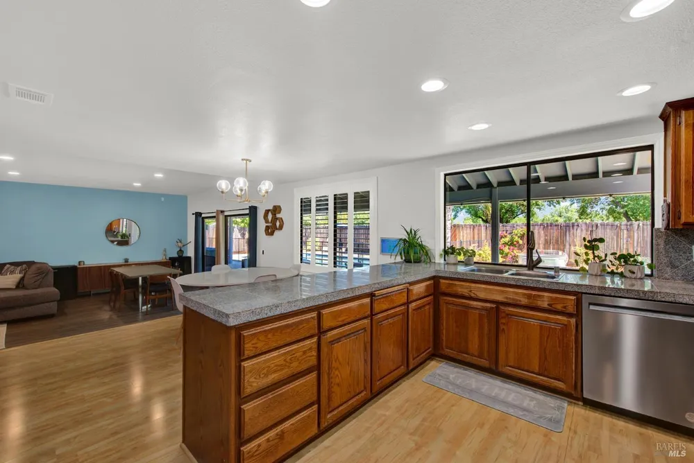315 S Almond St, Dixon, CA 95620